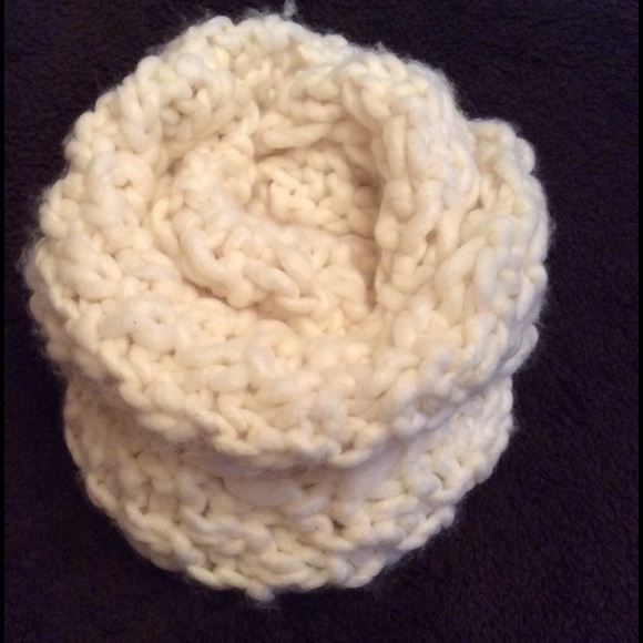 Accessories - ❣️ Infinity Cream Knit Scarf - NWOT