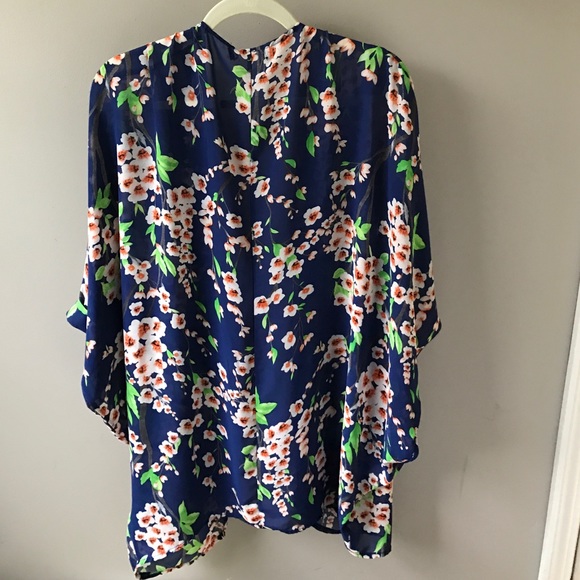 Blue floral kimono - Picture 2 of 3