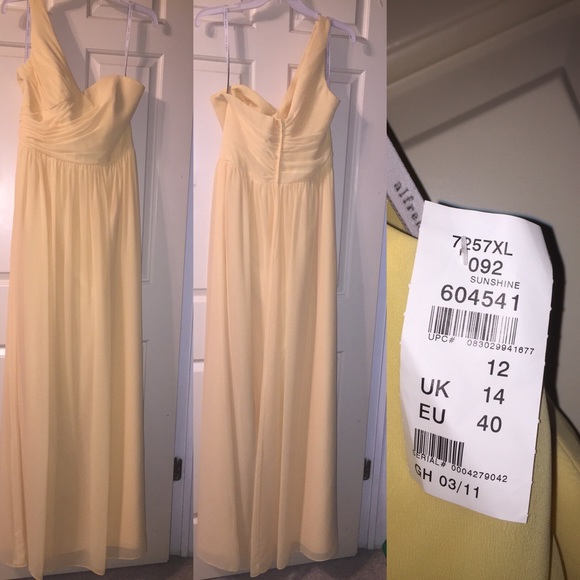 Bridesmaids/formal dresses - Picture 2 of 4