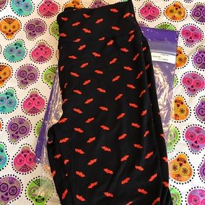 NWOT Lularoe OS Halloween. Black/orange bats.