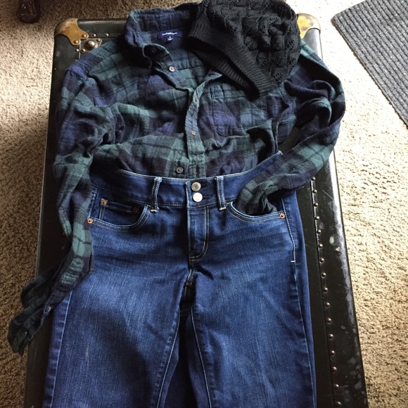 American Eagle sz-6 short Artist, boot cut jeans.