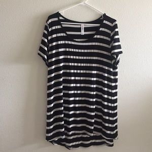 Lularoe classic tee. Never been worn.