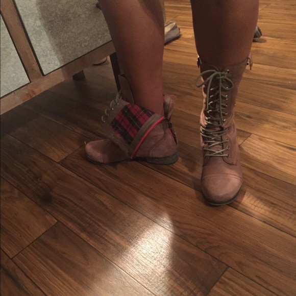 ❤️️ PRICE IS FIRM  Leather Lace Up Boots