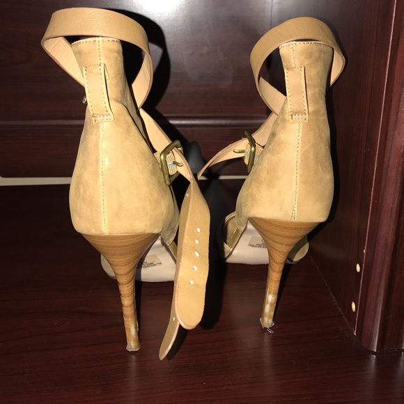 Tan close toed heels - Picture 2 of 4