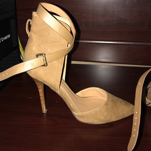 Tan close toed heels - Picture 3 of 4