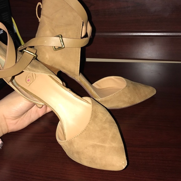 Tan close toed heels - Picture 4 of 4