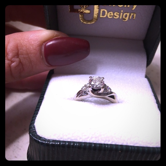 One carat diamond engagement ring size 5