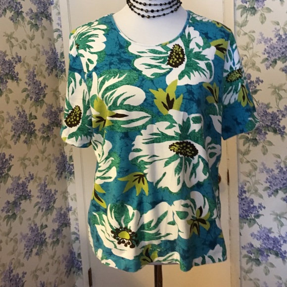 SOLD🌺🌺Tropical looking Chico's top size 3!
