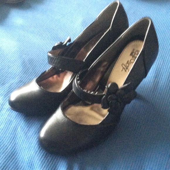 Lightly used black with gold inner liner heels - Picture 1 of 1