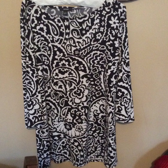 Black and white alfani tunic