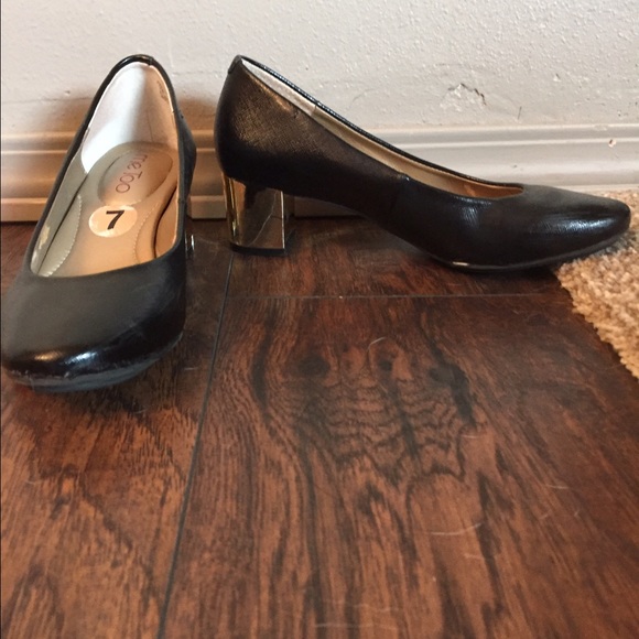 Black mary jane heels