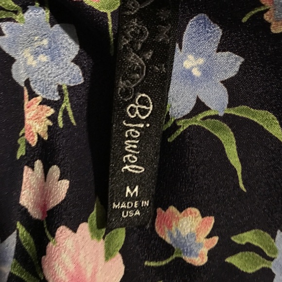 🌺💐🌷🌹Beautiful blouse! - Picture 3 of 3