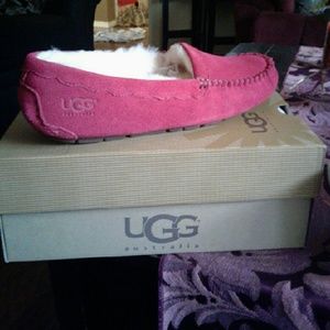 UGGS  slippers