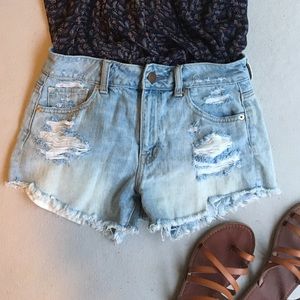 American Eagle 2 hi-waisted shorts light wash