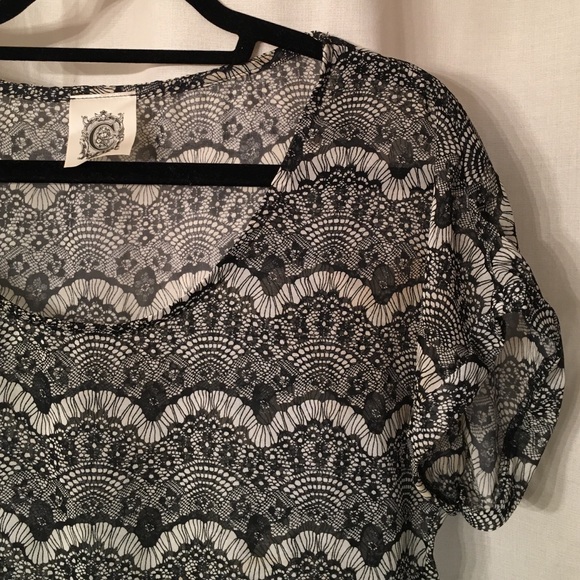 Lace pattern top - Picture 2 of 2