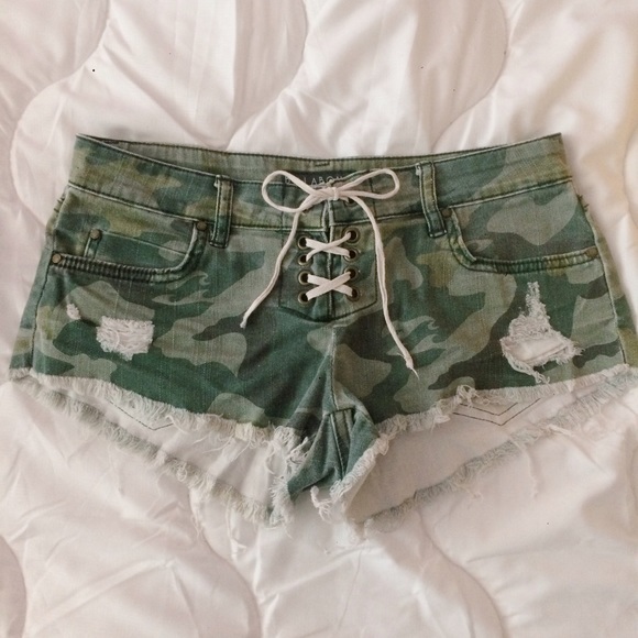 💚SOLD💚Billabong Camo Shorts