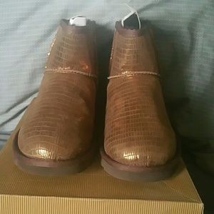 Women's low UGG boots
