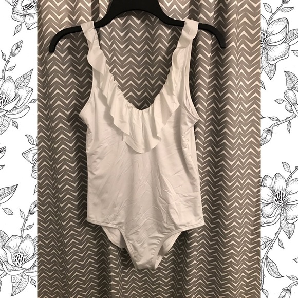 White one piece bathing suit 👙