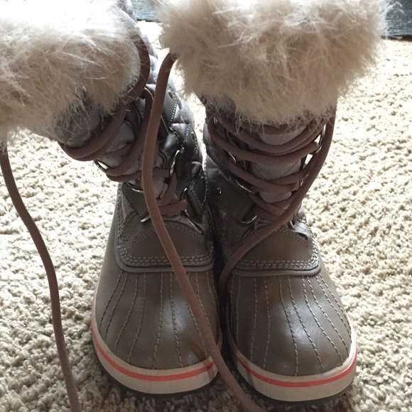 Sorel-Tofino tan and orange snow boot size 5.5