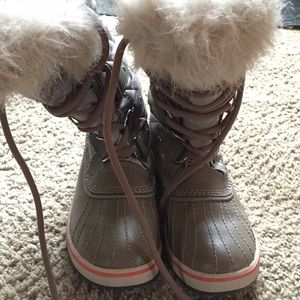 Sorel-Tofino tan and orange snow boot size 5.5