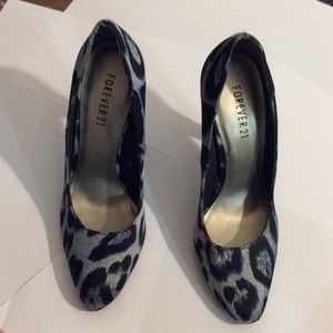 Size 8. Forever 21. 4 inch 👠 pumps