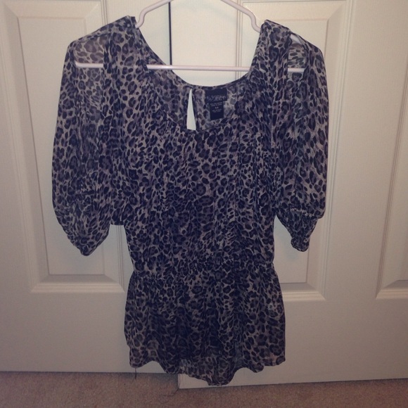 Buckle cheetah print open arm top