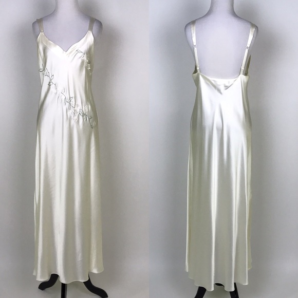 Sleepwear Floral Embroidered Robe & Nightgown Set from Jenna's closet on