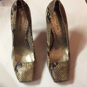 Size 10. Gianni Bini pumps.