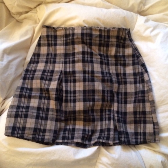 Brandy Melville Plaid Kaitlee Skirt Beige Pleated