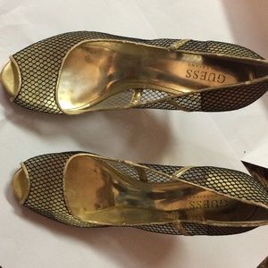 Size 7.5. Guess heels