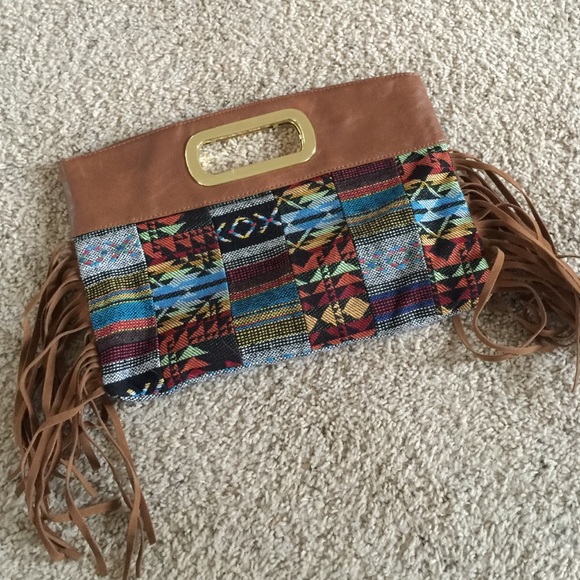 Adorable fringe clutch ! 🙂