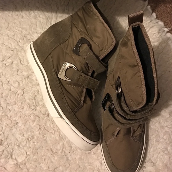 Sneak wedges