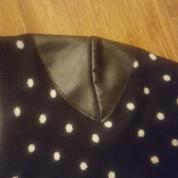 Adorable polka dot sweater w patches on shoulders - Picture 3 of 4
