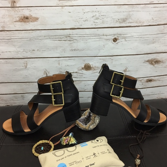 ๐ฑBlack Strappy Block Sandal๐ฑ - Picture 2 of 4