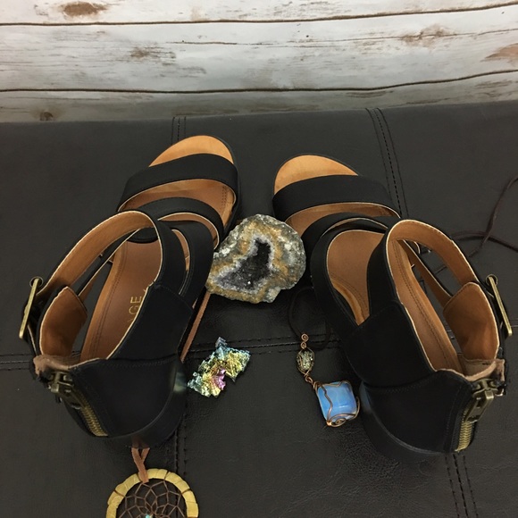 ๐ฑBlack Strappy Block Sandal๐ฑ - Picture 3 of 4