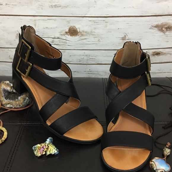๐ฑBlack Strappy Block Sandal๐ฑ - Picture 4 of 4