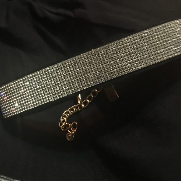 Elegant choker for formal and casual occasions