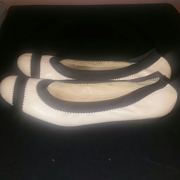 Preowned Cream color Stuart  Weitzman flats - Picture 2 of 4