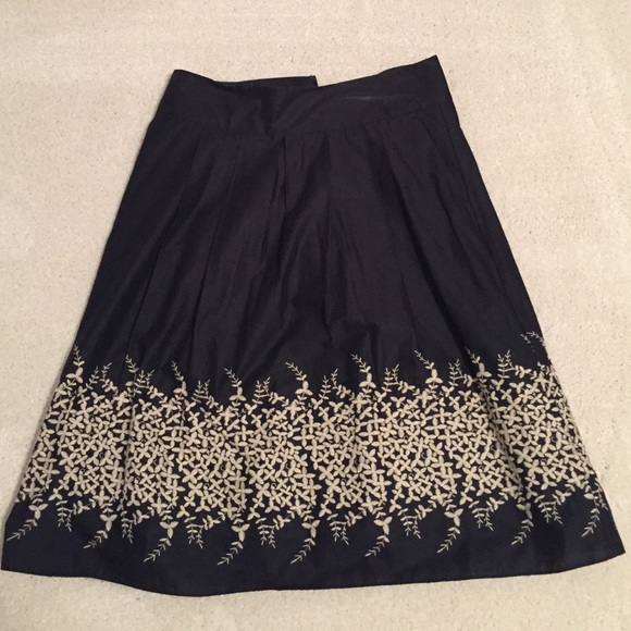 Banana Republic black embroidered skirt