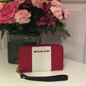 Michael Kors wristlet and iPhone6 Holder