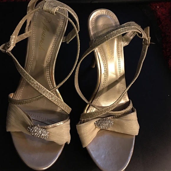 Worn once super comfortable to walk with