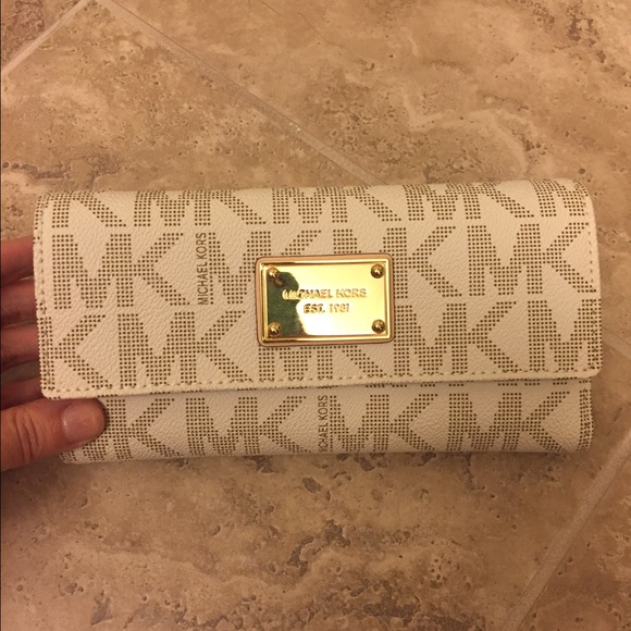 Michael Kors Checkbook Wallet - Picture 1 of 3