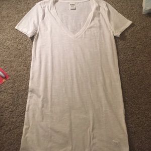 NWOT VS PINK V NECK TEE