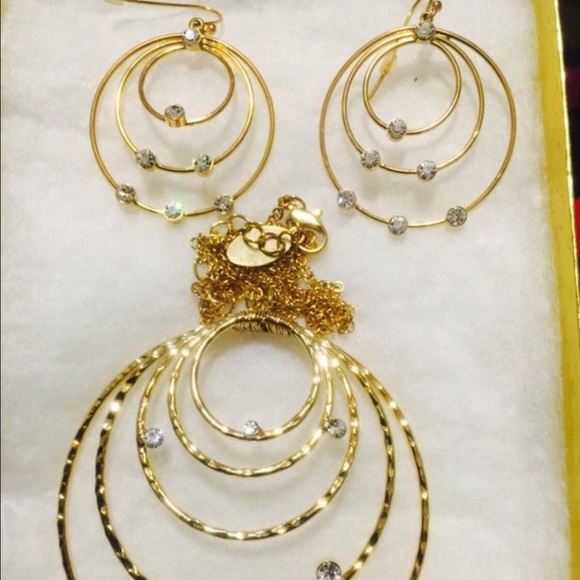New Gold tone necklace and earring