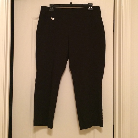 Black pull on stretch capris