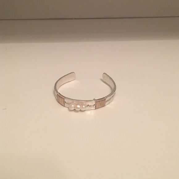 Sliver fresh water pearl bracelet with gold wiring