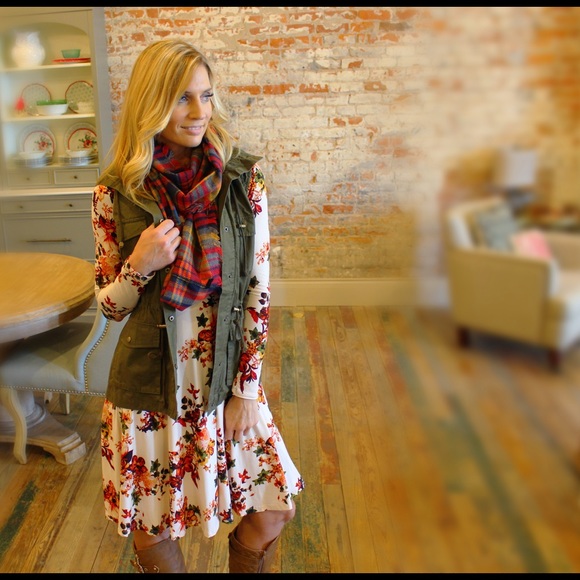 ✨LAST ONE✨Plaid fringe infinity scarf - Picture 3 of 6