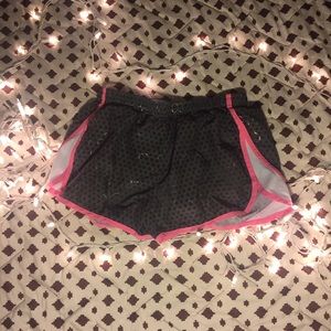 Women's size medium under armour shorts