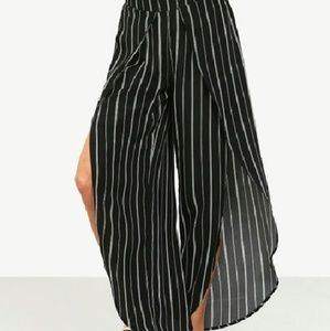 Bkack and white striped slit pants