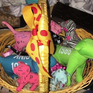 Bouquet VS pink dogs/pups!